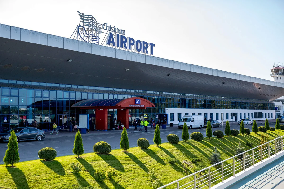 Terminalul Aeroportului Internațional Chișinău, principala poartă aeriană a Republicii Moldova.