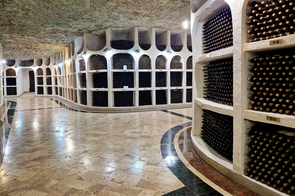Galeriile subterane ale Vinăriei Cricova, cu rafturi de sticle de vin.