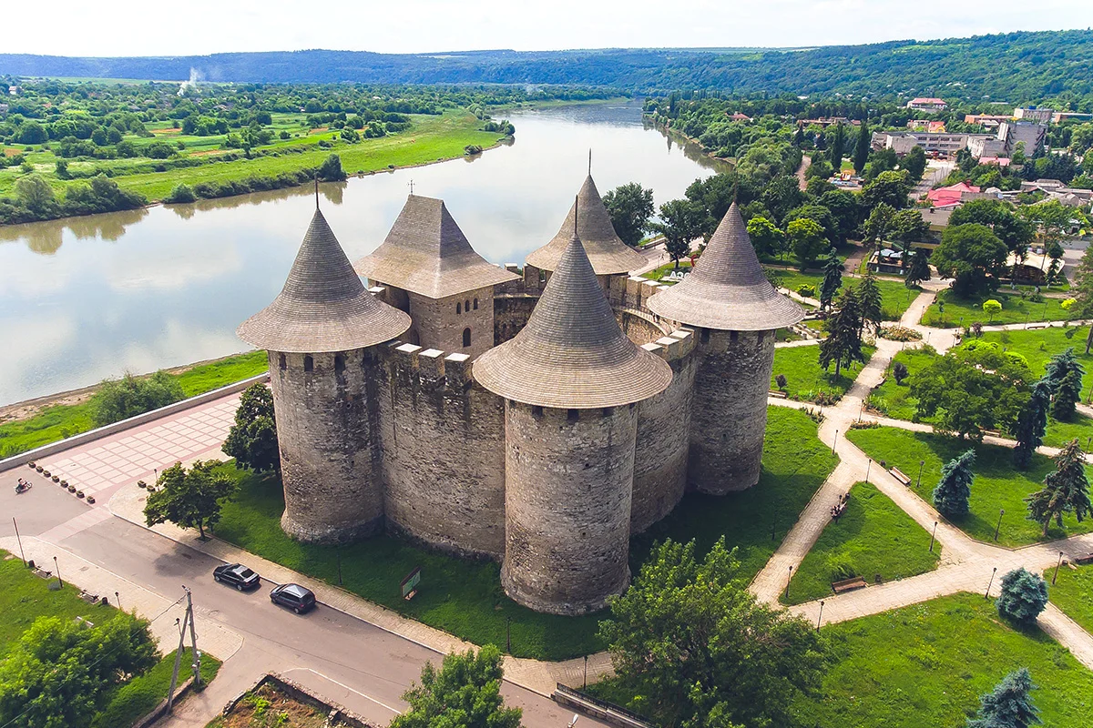 Круглые каменные стены Сорокской крепости на берегу Днестра.