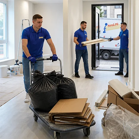 Hamali scot saci cu deșeuri și carton dintr-un apartament spre dubă, serviciu de bus la comandă