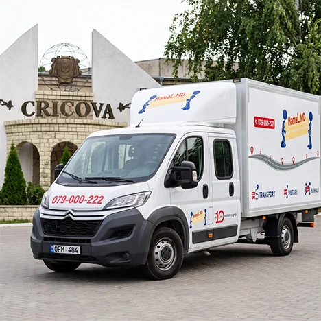 Autoutilitară de mutări cu hamali, oprită la intrarea în orașul Cricova
