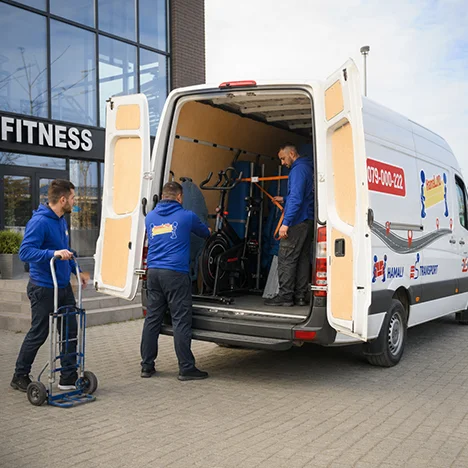 Bicicletele de spinning și banca sunt încărcate în dubă, cu piesele mobile deja fixate